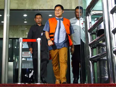 Anggota DPRD dari F-Gerindra, Adam Munandar meninggalkan Gedung KPK, Jakarta, Selasa (11/8/2015). Adam diperiksa sebagai tersangka kasus dugaan suap pembahasan RAPBD Perubahan 2015 di Kabupaten Musi Banyuasin. (Liputan6.com/Helmi Afandi)