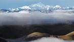 Foto yang diabadikan pada 5 September 2020 ini menunjukkan awan yang melingkar di sekitar Gunung Qomolangma. (Xinhua/Lyu Shuai)
