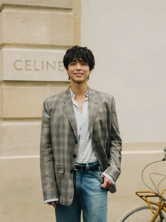 Gaya Trio Bestie V BTS, Bae Suzy, dan Park Bo Gum Hadiri Celine Show di Paris