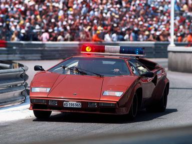 Formula 1 era 1981-1983 menunjuk Lamborghini Countach sebagai Safety Car. Mobil berkonfigurasi mesin tengah ini dipercaya oleh pihak F1 untuk mengontrol sirkuit serta menjaga kecepatan para pembalap ketika dibutuhkan. Dapur pacu mobil ini mengandalkan mesin V12 5.000cc Naturally Aspirated yang dapat menyemburkan tenaga sebesar 375 Hp dengan torsi 409 Nm. Tenaga tersebut disalurkan ke roda belakang melalui transmisi 5-speed manual gearbox. (Source: goodwood.com)