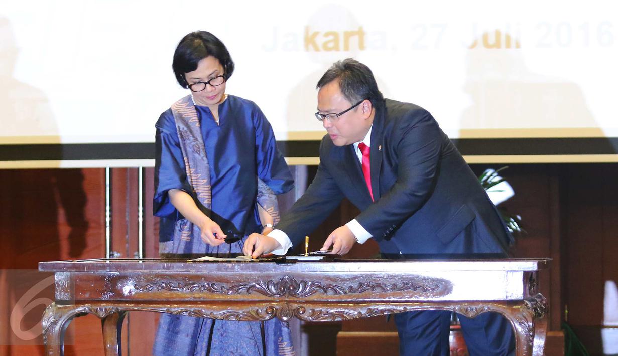 Menteri Keuangan yang baru Sri Mulyani (kiri) dan mantan Menkeu Bambang Brodjonegoro saat serah terima jabatan di Jakarta, Rabu (27/7). ). Bambang Brodjonegoro kini digeser menjadi Kepala Bappenas. (Liputan6.com/Angga Yuniar)