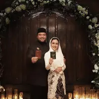 Sempat merahasiakan momen akad nikah, Cita Citata dan Didi Mahardika pun memamerkan foto akad tepat anniversary pernikahan satu tahun. @cita_citata