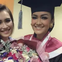 Ayu Ting Ting menghadiri wisuda Julia Perez (Instagram/@ayutingting92)