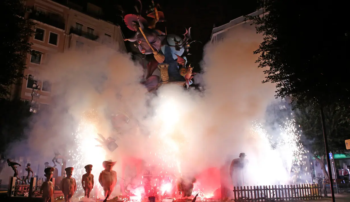 Boneka dan patung dibakar selama festival tradisional Fallas di Valencia, Spanyol, Selasa (19/3). Selama Fallas biasanya dipamerkan beragam monumen satir bertemakan sesuatu yang tengah kontroversial di masyarakat. (AP/Alberto Saiz)