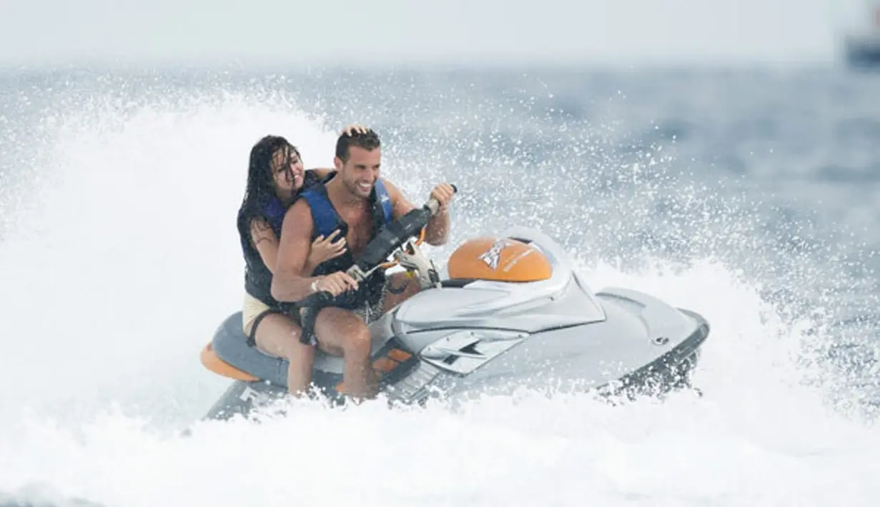 Selena Gomez terlihat bahagia bermain jet ski bersama dengan Tommy Chiabra. (Pacific Coast News/HollywoodLife)