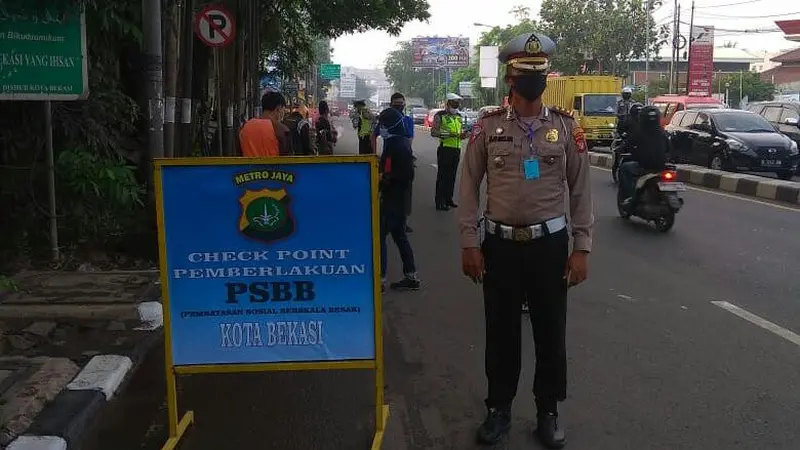 Petugas gabungan di Bekasi memantau kendaraan jelang PSBB.