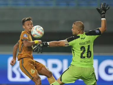 Pemain Bhayangkara FC, Osvaldo Haay, berusaha menjebol gawang kiper Persija Jakarta, Andritany Ardhiyasa, pada laga BRI Liga 1 di Stadion Patriot Candrabhaga, Bekasi, Senin (27/11/2023). (Bola.com/M Iqbal Ichsan)