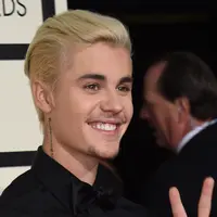 Pose terakhir Justin Bieber saat di Red Carpet Grammy Awards,begitu menggemaskan. Dengan raut wajah tersenyum lebar dan tangan peace nya membuat nya terkesan lebih ‘Baby Face’. (AFP/Bintang.com)