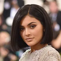 Kylie Jenner sedang dilanda kebahagiaan, pasalnya di usia muda dirinya mendapatkan hadiah terbesar didalam hidupnya. Pengalaman pertama untuk Kylie dapat hadir di perhelatan Met Gala 2016. (AFP/Bintang.com)