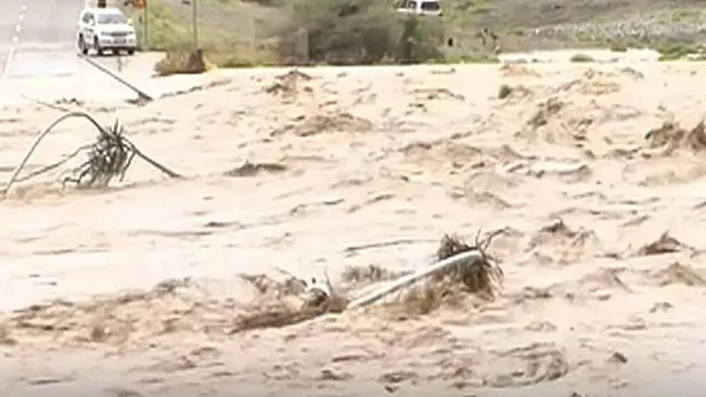 Tangkapan layar dari video menunjukkan banjir melanda Oman bagian utara. (AFP)