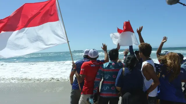 Peselancar asal Indonesia berhasil meraih medali perak di ajang ISASURF 2022 yang diselenggarakan di Huntington Beach, California, Amerika Serikat (25/09/2022). (Dok: Kemlu RI)