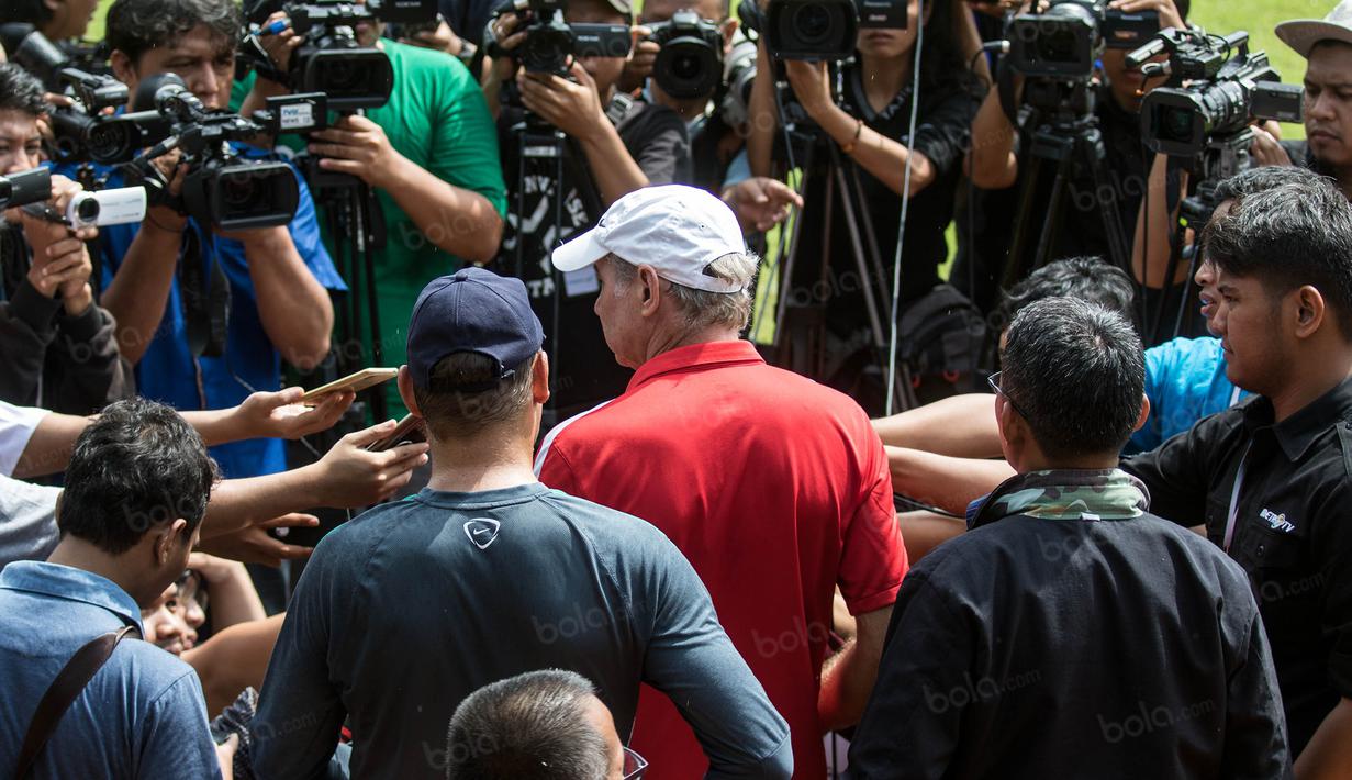 Pelatih Timnas Indonesia, Alfred Riedl, melayani permintaan wawancara oleh wartawan usai sesi latihan di Lapangan SPH Karawaci, Banten, Senin (12/12/2016). (Bola.com/Vitalis Yogi Trisna)