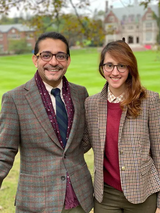 Berpose berdua dengan sang suami, Tsamara terlihat mengenakan 3 tumpuk pakaian khas preppy look. Kemeja kotak-kotak bernuansa kuning, dipadunya dengan sweater merah marun, dan houndstooth blazer. Foto: Instagram.