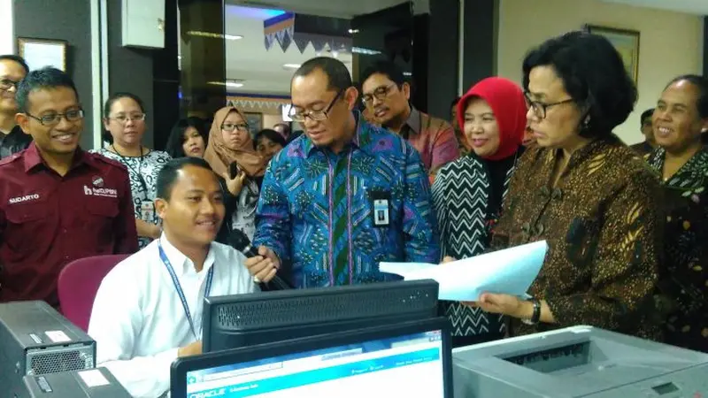 Menteri Keuangan (Menkeu), Sri Mulyani Indrawati mengunjungi Kantor Pelayanan Perbendaharaan Negara (KPPN) Jakarta II, Kamis (21/12/2017). (Fiki/Liputan6.com)