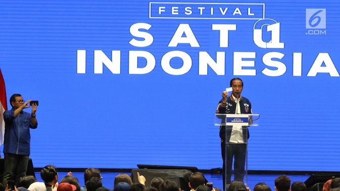 Calon Presiden petahana Joko Widodo saat memberikan pidato politiknya pada acara Festival Satu Indonesia di Istora Senayan, Jakarta, Minggu (10/3). Pada pidatonya Jokowi mengenalkan kartu prakerja bila terpilih. (Liputan6.com/Johan Tallo)