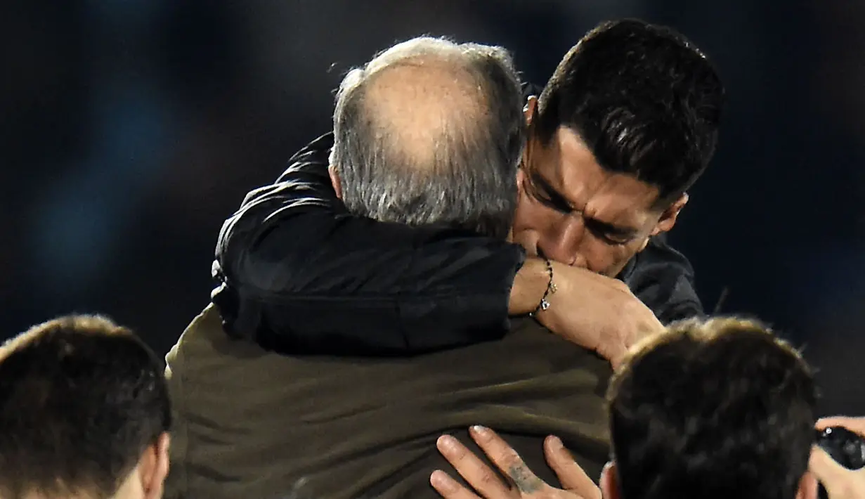 Pemain Uruguay, Luis Suarez memeluk mantan pelatih Uruguay, Washington Tabarez sebelum laga kualifikasi Piala Dunia 2026 melawan Paraguay yang berlangsung di Stadion Centenario, Montevideo, Uruguay, Sabtu (07/09/2024) WIB. (AFP/Dante Fernandez)
