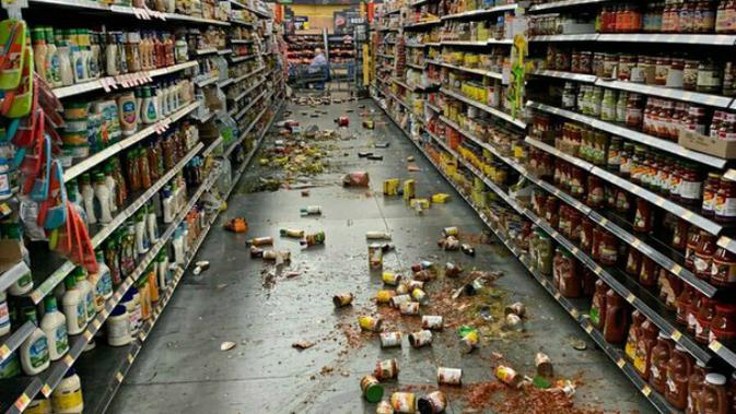 Walmart di Yucca Yalley, California tampak amburadul. Banyak bahan makanan yang berserakan dan berjatuhan (AP News)