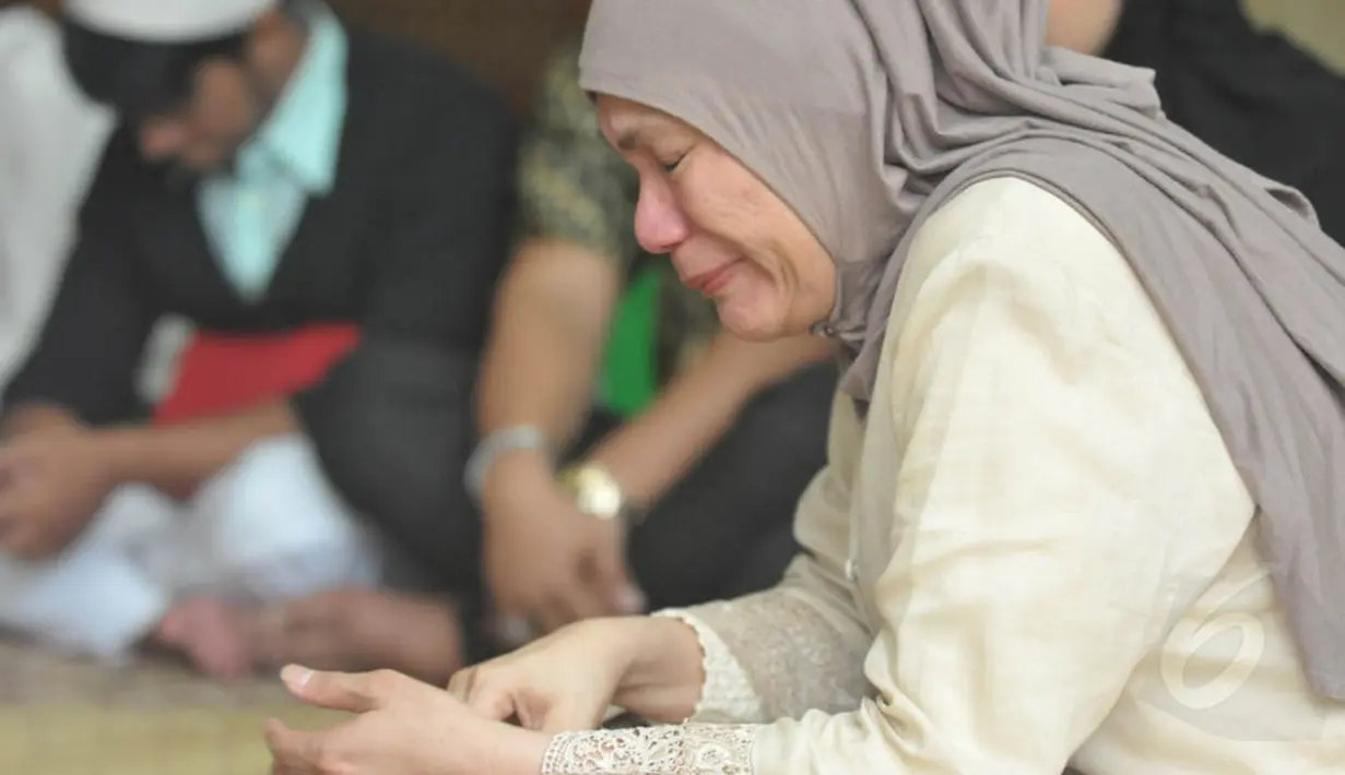  Saat menggelar doa bersama penyanyi Dorce tampak meneteskan air mata. (Liputan6.com/Panji Diksana)