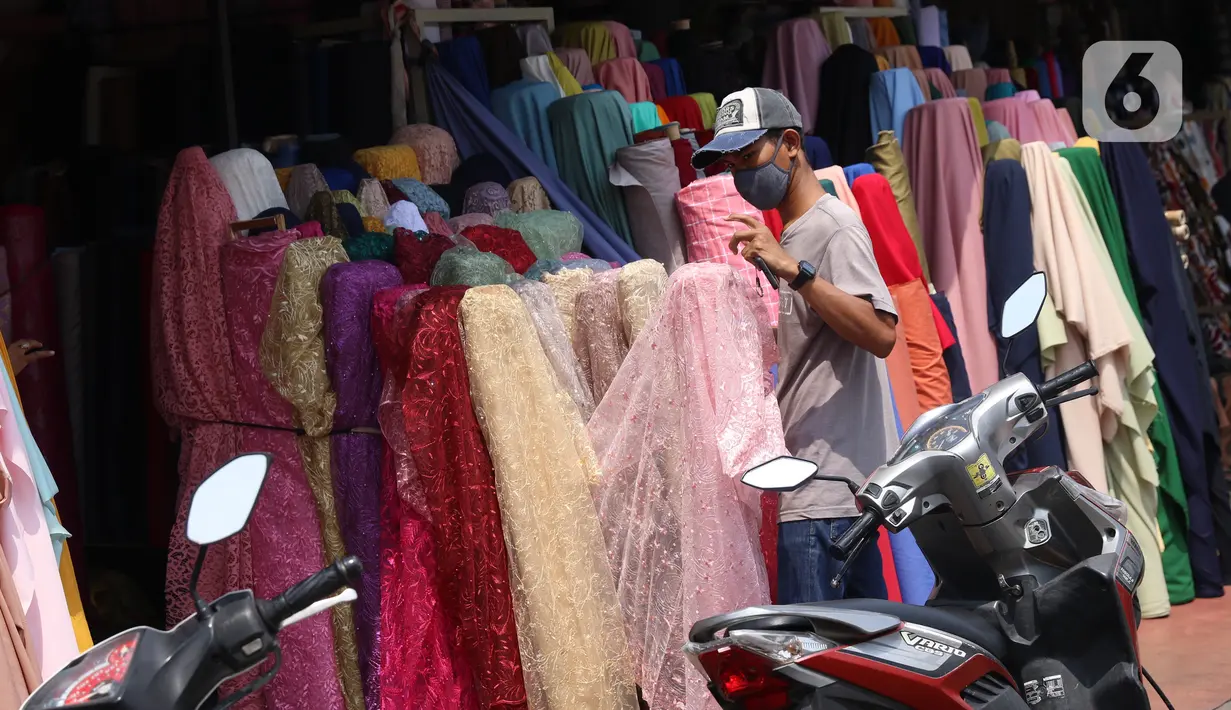 Aktivitas perdagangan tekstil di Pasar Cipadu, Tangerang, Senin (21/9/2020). Asosiasi Pertekstilan Indonesia (API) menyatakan industri Tekstil dan Produk Tekstil (TPT) sudah mulai beroperasi meski belum normal kembali akibat daya beli yang masih rendah di masa pandemi. (Liputan6.com/Angga Yuniar)