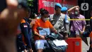 Anggota Densus 88 Bripda Haris Sitanggang alias Bripda HS menaiki sepeda motor saat menjalani salah satu adegan pada rekonstruksi pembunuhan sopir taksi online Sony Rizal Taihitu (56) di lapangan Direktorat Reserse Kriminal Umum Polda Metro Jaya, Jakarta, Kamis (16/2/2023). Bripda HS menjalani 37 adegan sebagai rangkaian peristiwa pembunuhan Sony Rizal Taihitu di Jalan Nusantara Perumahan Bukit Cengkeh, Kelurahan Tugu Cimanggis, Depok, Jawa Barat. (merdeka.com/Imam Buhori)