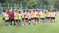 Para pemain Timnas Indonesia U-17 menggotong gawang bersama saat sesi latihan di Lapangan ABC, Kompleks Gelora Bung Karno, Kamis (27/7/2023). (Bola.com/Abdul Aziz)