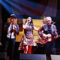 Musisi legendaris Iwan Fals melakukan kolaborasi dengan band-band papan atas tanah air. Kolaborasi unik bertajuk #SatuProject ini diberi nama album 'Satu’. Hal ini sebagai wujud silaturahim. (Deki Prayoga/Bintang.com)