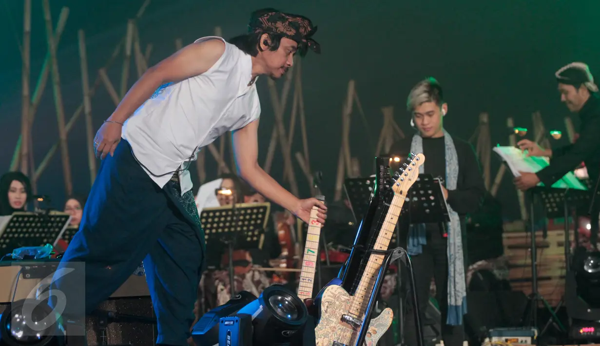 Maestro gitar Indonesia, Dewa Budjana saat konser bertajuk ' Zentuary' di Tebing Breksi, Prambanan, Sleman, DIY, Jumat (23/11). (Regina Safri)