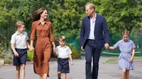 Kate Middleton dan Pangeran William mengantarkan ketiga anak mereka ke sekolah baru yang terletak di Berkshire, Inggris. (dok. Jonathan Brady / POOL / AFP)