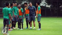 Pemain Timnas Indonesia menyimak arahan asisten pelatih Wofgang Pikal saat latihan di SPH Karawaci, Tangerang, Selasa (15/11). Jelang berlaga di Piala AFF 2016, Timnas Indonesia fokus berlatih peluang bola mati. (Liputan6.com/Helmi Fithriansyah)