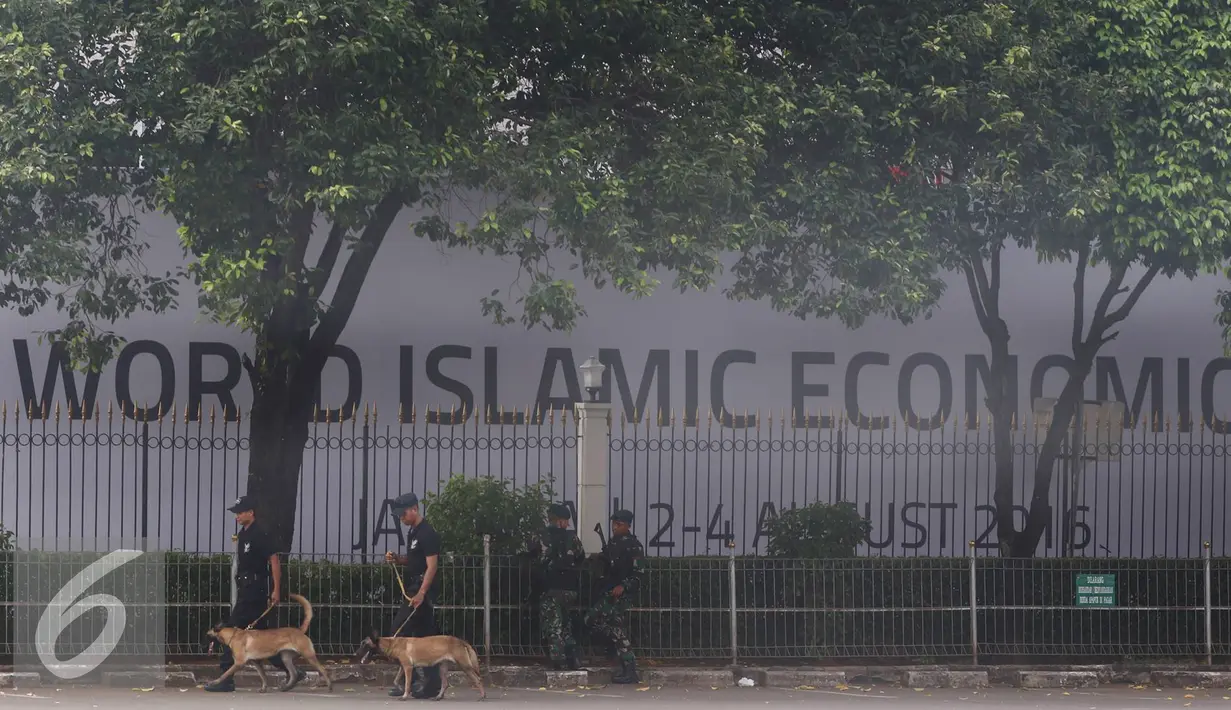 Anjing pelacak diterjunkan saat sterilisasi kendaraan yang akan digunakan dalam World Islamic Economic Forum (WIEF) ke-12 di Jakarta, Senin (1/8). WIEF ke-12 akan berlangsung di Jakarta pada 2-4 Agustus 2016. (Liputan6.com/Immanuel Antonius)