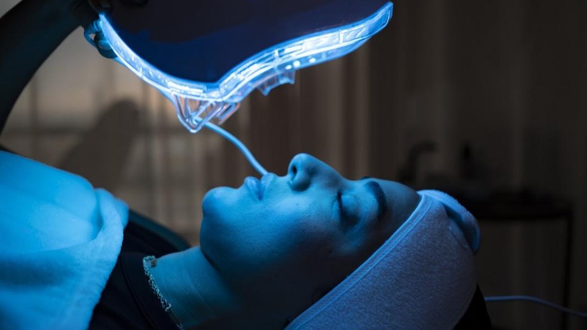 Apa Saja Efek Perawatan Kulit Berbasis LED yang Bikin Wajah Glowing?