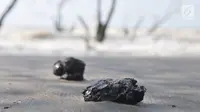 Oil spill yang telah membeku di sekitar tambak penangkap udang di perairan Muara Beting, Muara Gembong, Bekasi, Jawa Barat, Minggu (28/7/2019). Oil spill akibat kebocoran di sumur lepas pantai YYA1 Karawang milik Pertamina Hulu Energi di blok migas ONWJ. (merdeka.com/Iqbal S. Nugroho)