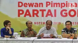 Ketua Penyelenggara Munas Partai Golkar Melchias Markus Mekeng (kedua kanan) bersama jajaran panitia memberi keterangan saat konferensi pers di Kantor DPP Golkar, Jakarta, Jumat (29/11/2019). Rencananya, Presiden Joko Widodo akan menghadiri pembukaan Munas Golkar. (Liputan6.com/Johan Tallo)