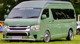 Toyota Hiace hijau ini tampil sangat klasik dengan gaya seperti generasi sebelum-sebelumnya. (Source: Instagram/@gg_hiace.com)