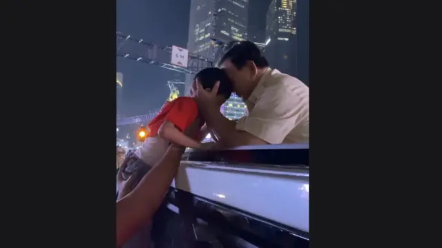 Presiden Prabowo Subianto menyapa warga yang berkumpul di sepanjang Jalan Sudirman-Thamrin Jakarta jelang pergantian tahun 2025, Selasa (31/12/2024).