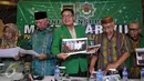 Wakil Ketua Umum PPP Emron Pangkapi (tengah) memperlihatkan sebuah gambar saat menggelar konferensi pers terkait pelaksanaan Muktamar Islah PPP, Jakarta, Kamis (31/3/2016). (Liputan6.com/ JohanTallo)