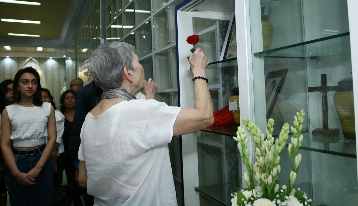 Bondan Winarno meninggalkan seorang istri dan tiga orang anak. Setelah dikremasi, abu jasad Bondan masih disimpan di Rumah Sakit Sentra Medika Cibinong, Bogor, Jawa Barat. (Nurwahyunan/Bintang.com)