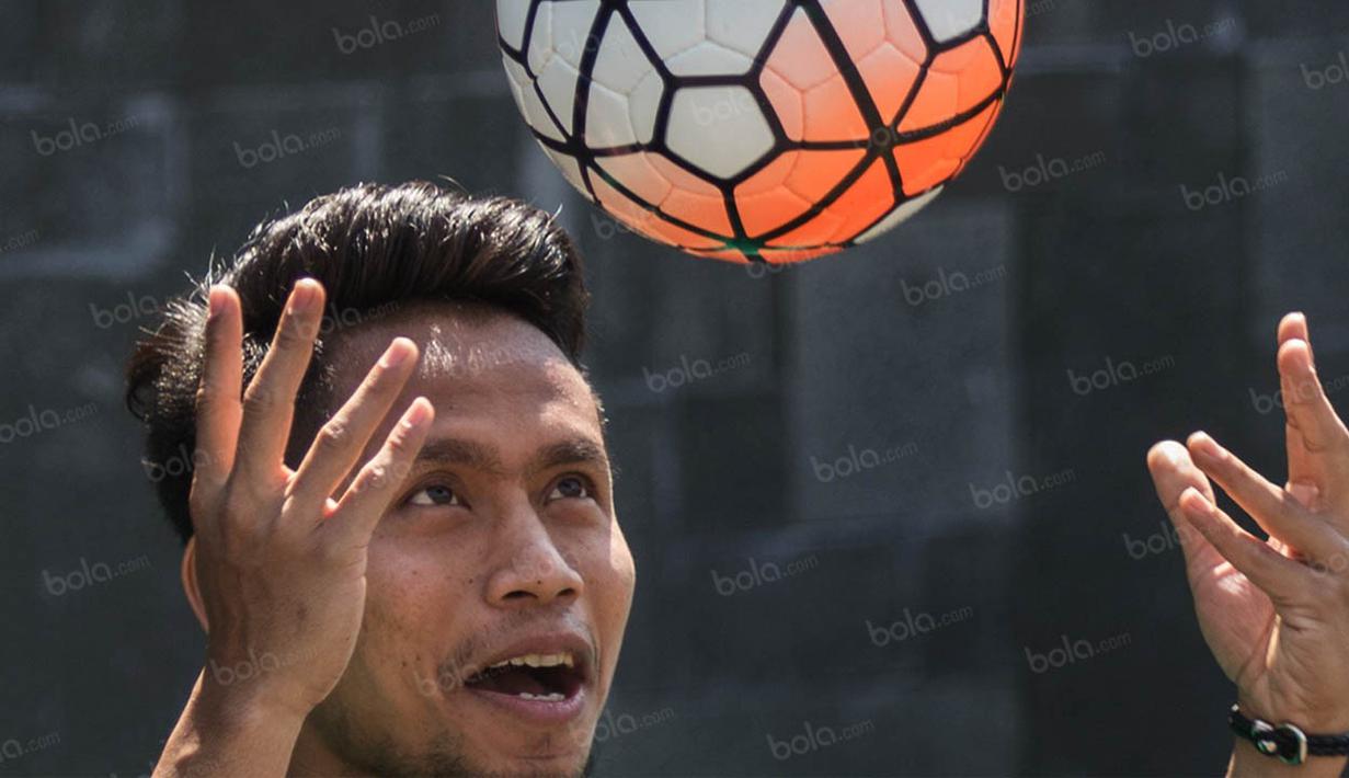 Andik Vermansah berusaha mengontrol bola dengan kepala saat latihan jelang laga ujicoba melawan Malaysia. (Bola.com/Vitalis Yogi Trisna)