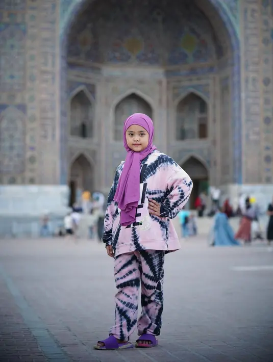 Gaya penampilannya saat liburan di Uzbekistan baru-baru ini  juga nggak kalah disorot lantaran begitu stylish.  [Foto: IG/okisetianadewi].