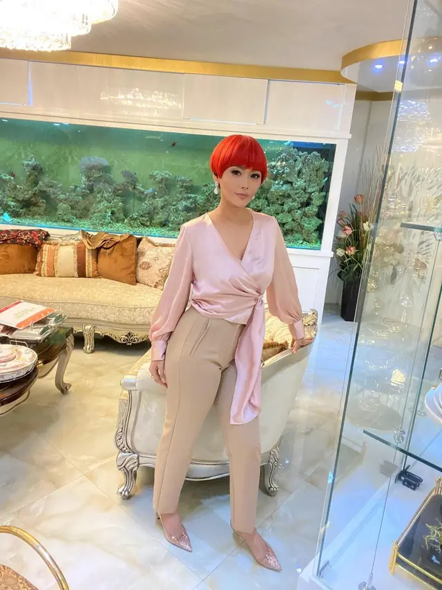 7 Potret Inul Daratista dengan Wig Rambut Pendek, Tetap Memesona