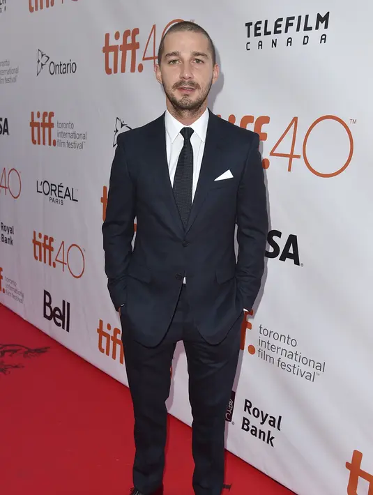 Mereka nampak mesra ketika menghadirisuatu perhelatan fesyen. Shia nampaknya selalu berada disisi Mia Goth. (AFP/Bintang.com)