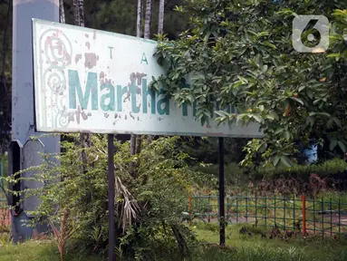 Suasana Taman Martha Tiahahu yang terbengkalai di kawasan Blok M, Jakarta Selatan, Selasa (17/11/2020). Taman yang berdiri sejak 1948 tersebut kini kondisinya terbengkalai, dengan sampah dan rumput liar yang tumbuh hampir di seluruh sudut taman. (Liputan6.com/Immanuel Antonius)