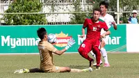 Gelandang Timnas Indonesia U-19, Egy Maulana Vikri, berusaha membobol gawang Thailand U-19 pada laga Piala AFF U-18 di Stadion Thuwanna, Yangon, Jumat (15/9/2017). Hingga babak pertama usai skor masih imbang 0-0. (Liputan6.com/Yoppy Renato)