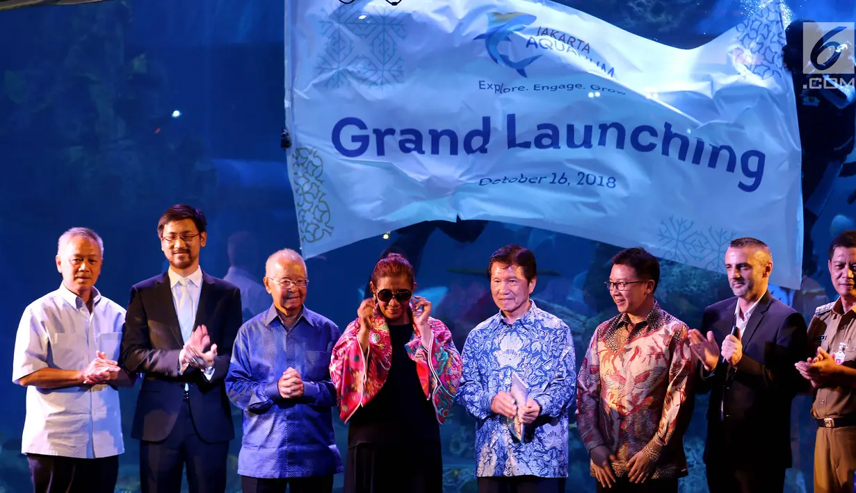 Menteri Kelautan dan Perikanan Susi Pudjiastuti (ketiga kiri) foto bersama saat meresmikan Jakarta Aquarium di Jakarta, Selasa (16/10). Dibukanya Jakarta Aquarium guna memperkenalkan Kekayaan Biota Laut kepada masyarakat. (Liputan6.com/Johan Tallo)
