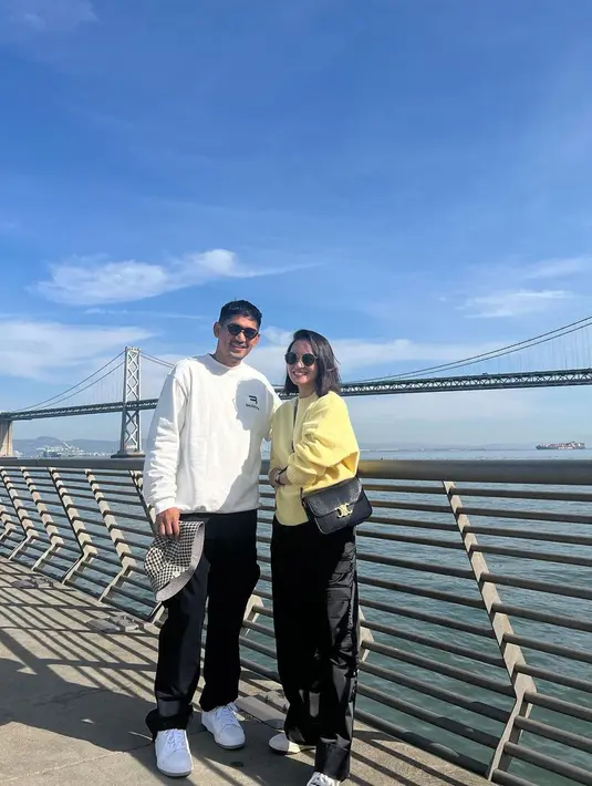 Meski bukan pengantin baru, keduanta tampak selalu mesra. Ketika berfoto di jembatan, Ririn Ekawati dan Ibnu Jamil tampak seperti ABG yang tengah berpacaran. (Liputan6.com/IG/@ririnekawati)