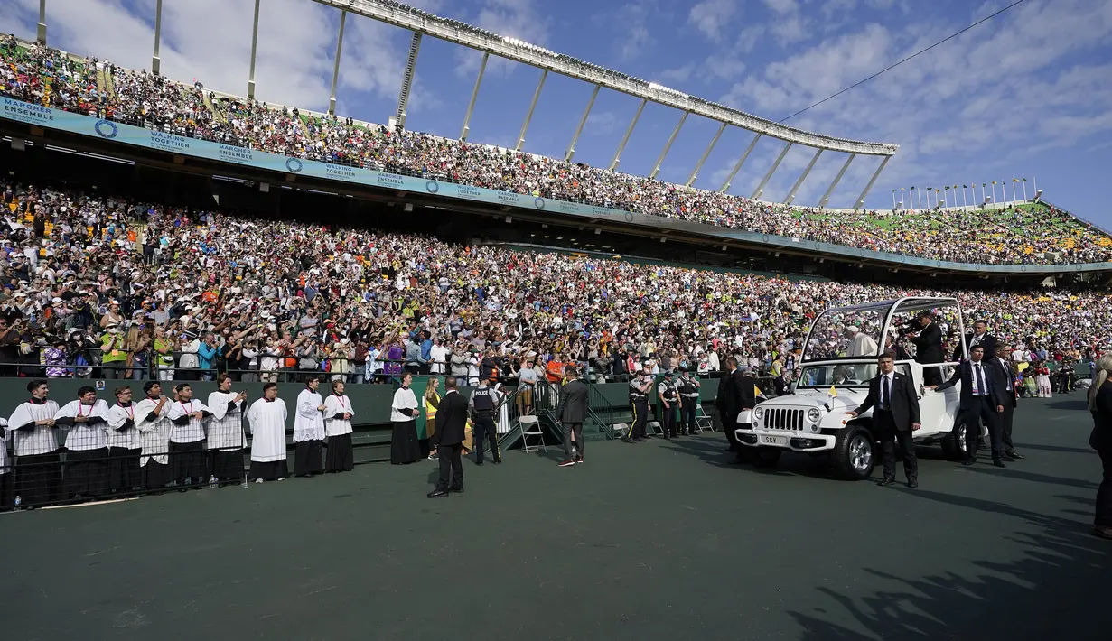 Paus Fransiskus tiba untuk menyampaikan misa terbuka di Commonwealth Stadium, Edmonton, Alberta, Kanada, 26 Juli 2022. Paus berbicara tentang "kemarahan" dan "rasa malu" yang dia rasakan atas ingatan tentang perlakuan buruk terhadap anak-anak pribumi Kanada. (AP Photo/Eric Gay)