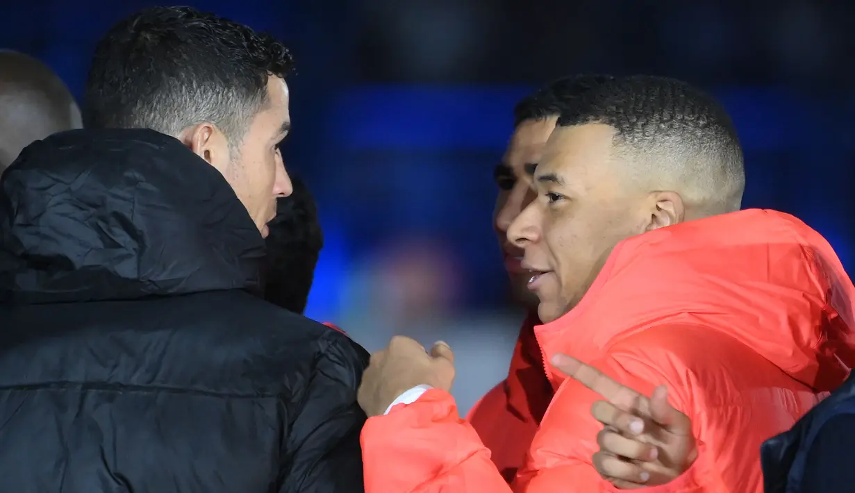Pemain PSG, Kylian Mbappe (kiri) berbincang dengan Cristiano Ronaldo setelah laga Riyadh Season Cup antara Riyadh All-Star melawan PSG yang berlangsung di King Fahd Stadium, Riyadh, Jumat (20/1/2023) dini hari WIB. Pertemuan keduanya dimanfaatkan oleh Kylian Mbappe yang menjadikan Cristiano Ronaldo sebagai panutannya di dunia sepak bola sejak dirinya masih kecil. (AFP/Franck Fife)