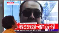Seorang pria menonton siaran berita kematian kakak tiri pemimpin Korea Utara (Korut) Kim Jong-un, Kim Jong-nam, di Seoul, Korea Selatan, Selasa (14/2). Jong-nam dikenal sebagai penentang rezim keluarganya dan menuntut reformasi Korut. (JUNG YEON-JE/AFP)