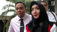 Terdakwa kasus penyalahgunaan narkotika Roro Fitria bersiap menjalani sidang putusan di PN Jakarta Selatan, Kamis (18/10). Roro dijatuhkan hukuman pidana selama 4 tahun dan denda Rp 800 Juta dan subsider selama 3 bulan. (Liputan6.com/Faizal Fanani)