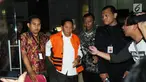 Cagub Maluku Utara terpilih hasil hitung cepat (Quick Count ) Ahmad Hidayat Mus mengenakan rompi tahanan usai menjalani pemeriksaan terkait korupsi pembebasan lahan Bandara Bobong di gedung KPK, Jakarta, Senin (2/7). (Merdeka.com/Dwi Narwoko)